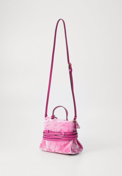 Borsa in velluto rosa con design strutturato, manico superiore e tracolla lunga regolabile; presenta un fondo arricciato e accenti a strati.