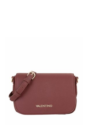 Piccola borsa a tracolla in pelle bordeaux strutturata con tracolla regolabile e logo "VALENTINO" dorato sulla patta anteriore.