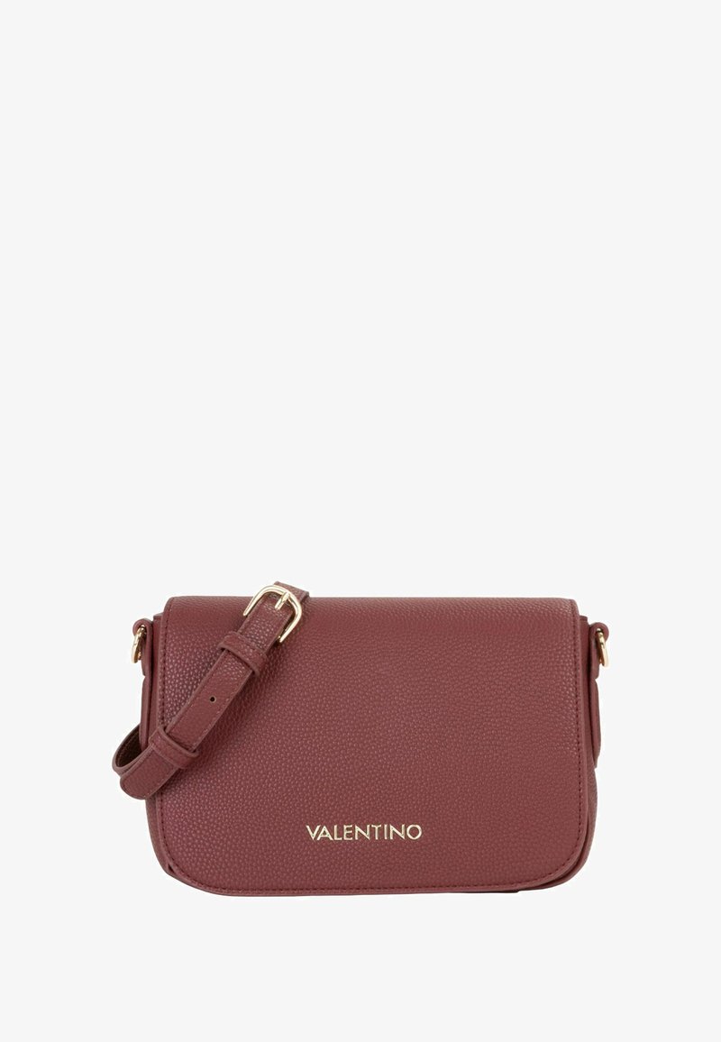 Piccola borsa a tracolla in pelle bordeaux strutturata con tracolla regolabile e logo "VALENTINO" dorato sulla patta anteriore.