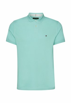 Helles blaues Poloshirt aus weichem Stoff. Verfügt über einen klassischen Kragen, kurze Ärmel und ein kleines Logo auf der linken Brust.