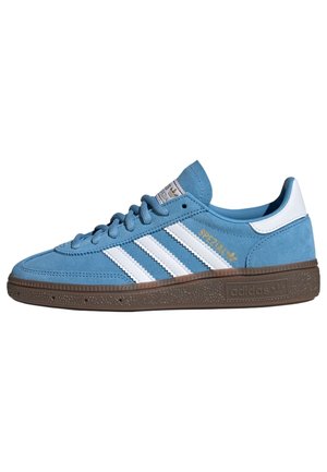 Niebieskie buty sportowe Adidas z białymi paskami, brązową teksturowaną podeszwą oraz złotym oznaczeniem "Spezial" z boku.