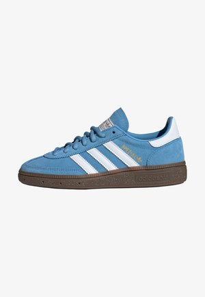 Niebieskie buty sportowe Adidas z białymi paskami, brązową teksturowaną podeszwą oraz złotym oznaczeniem "Spezial" z boku.