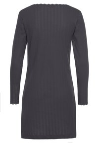 Graues langärmeliges Kleid mit tailliertem Schnitt, vertikaler Rippstruktur und Spitzenbesatz am Ausschnitt und den Ärmeln.