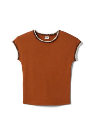 Baumwoll-T-Shirt in Rostfarbe mit kurzen Kappärmeln, ausgestattet mit kontrastierenden weißen Nähten entlang des Halsausschnitts und der Ärmelränder.