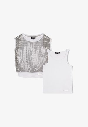 Due top senza maniche DKNY: una canotta bianca e un top corto senza maniche con paillettes argento. Entrambi con il logo del marchio vicino all'orlo.