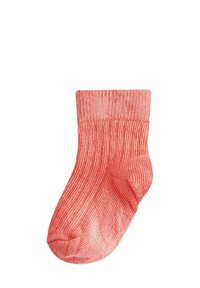 Chaussette cheville côtelée rose corail simple avec un revers plié, présentée sur un fond blanc.