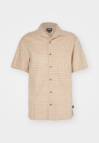 Camisa de manga corta en beige con un pequeño patrón de rejas en naranja y blanco. Presenta un cierre de botones en el frente y un cuello puntiagudo. Material de algodón.