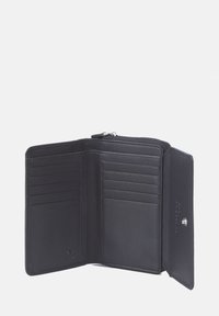 Schwarze Lederbörse mit mehreren Kartenfächern, einem Reißverschlussfach und Druckknopfverschluss. Glatte Textur und minimalistischem Design.