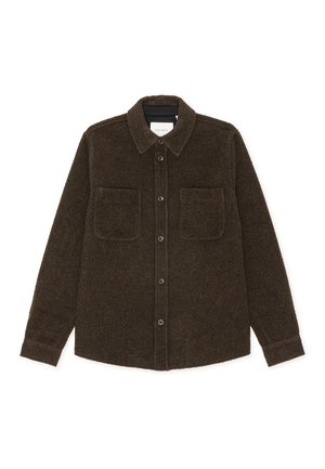 Giacca camicia in lana marrone con colletto, maniche lunghe, due tasche frontali e chiusura con bottoni. Tessuto testurizzato con un aspetto morbido.