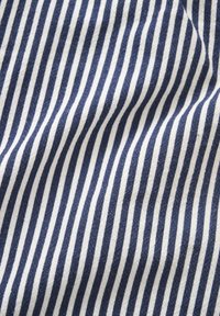 Tissu rayé vertical bleu et blanc avec une texture douce et légèrement froissée.