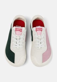 Baskets élégantes avec un mélange de panneaux en daim vert, rose et blanc, des lacets blancs et des accents rouges sur la doublure intérieure.