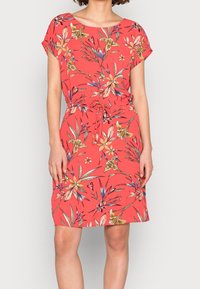 Korallivärinen kukkamekko lyhyillä hihoilla, kootulla vyötäröllä ja kirkkaalla kukkakuviolla, jossa on keltaisia ja sinisiä yksityiskohtia. Pehmeä, kevyet kangasta.