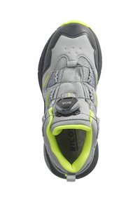 Šedá sportovní obuv s texturovaným svrškem, s jasně žlutými akcenty a otočným systémem šněrování. Černá gumová podrážka a zaoblený design špičky.
