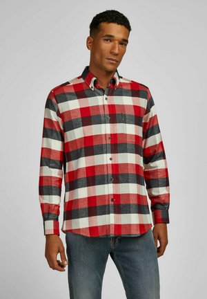 Chemise à carreaux rouge et noir à boutons, avec des manches longues et un col. Présente des carrés blancs contrastants et une poche sur la poitrine. Texture douce.