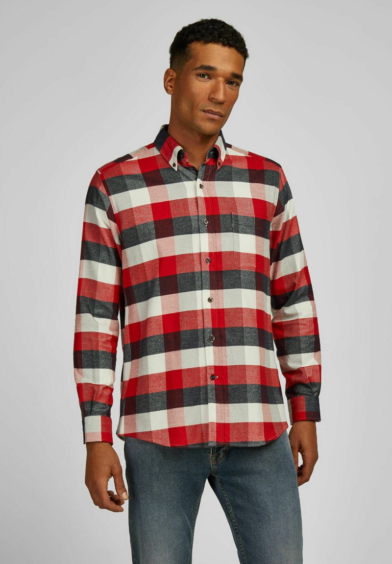Rood en zwart geruit overhemd met lange mouwen en een kraag. Bevat contrasterende witte vierkanten en een borstzak. Zachte textuur.