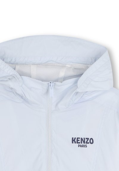 Lichtblauwe capuchonjas met een rits, voorzien van een mesh voering en het "KENZO PARIS" logo in donkere letters aan de voorkant. Gladde textuur.