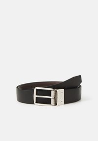 Ceinture en cuir noir avec une boucle rectangulaire en argent brillant, présentant une texture lisse et un design classique, adaptée pour un usage casual ou formel.