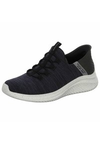 Zwarte gebreide slip-on sneaker met een gestructureerde bovenkant, elastische veters en een wit gesepte sole. Heeft een gevoerde kraag en logo's aan de zijkanten.