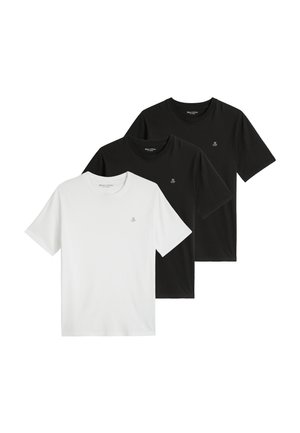 Trois t-shirts unis à col rond, deux noirs et un blanc, chacun avec un petit logo sur le côté gauche de la poitrine.