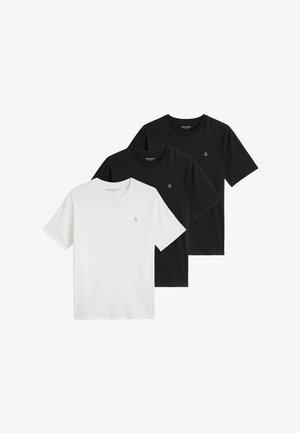 Drie effen T-shirts met ronde hals, twee zwarte en één witte, elk met een klein logo op de linkerborst.