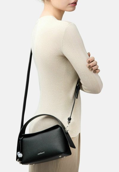 Borsa a tracolla in pelle nera con superficie a ciottoli, dalla forma strutturata, manico corto e tracolla regolabile, dotata di dettagli in metallo argentato e un accento con logo.