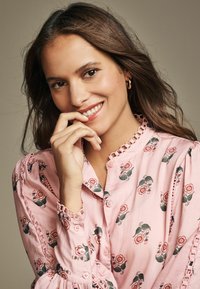 Laura Ashley REGULAR FIT  - Užsagstoma palaidinė - pink