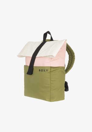 Sac à dos Roxy avec un rabat pliable rose et blanc, un corps vert olive, une sangle noire et un détail de logo sur le devant. Texture douce et forme compacte.