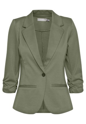 Blazer vert olive avec un design ajusté, des revers structurés, des manches trois-quarts et deux poches avant. Tissu doux avec une texture lisse.