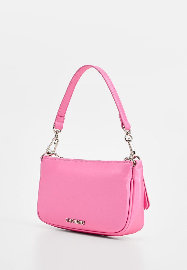 Borsa sintetica rosa con una superficie liscia, dotata di una tracolla corta, accessori in metallo argentato e un logo discreto sul davanti.