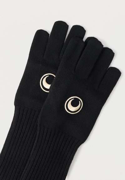 Μαύρα πλεκτά γάντια με ριμπ υφή, με δύο στρογγυλές χρυσές κεντητές λεπτομέρειες στην περιοχή του καρπού. Σχεδιασμός με τέσσερα δάχτυλα.