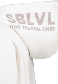 Weißer Kapuzenpullover mit strukturiertem Finish, mit großen grauen Buchstaben, die auf der Kapuze "SBLVL ONLY THE REAL ONES" lesen.