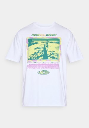 Hvit bomulls-T-skjorte med flerfarget grafisk trykk med teksten "LØP som RØTTER," et naturscene og abstrakte aksenter i grønt og rosa.