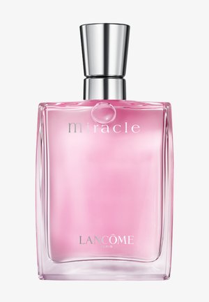 Klar rektangulær glas parfume flaske med pink væske, sølvkapsel, mærket "miracle" og "Lancôme Paris" på forsiden.