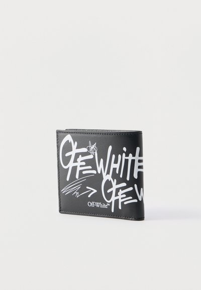 Μαύρο δερμάτινο δίπτυχο πορτοφόλι με λευκό κείμενο και λογότυπο "Off-White" σε στυλ γκράφιτι στο μπροστινό μέρος, σε απλό λευκό φόντο.