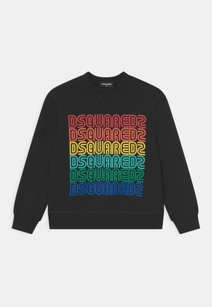 Sweat-shirt noir à manches longues avec "DSQUARED2" imprimé six fois en rangées superposées, chaque rangée dans des couleurs différentes : rouge, orange, jaune, vert, sarcelle et bleu.