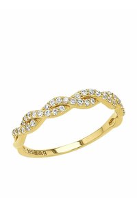Guld ring med en tvinnad design, prydd med klara ädelstenar. Har en slät ring och polerad yta. Stämplar på insidan indikerar silverinnehåll.