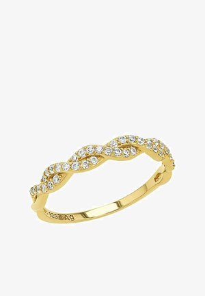 Złoty pierścionek o skręconym wzorze, ozdobiony przejrzystymi kamieniami szlachetnymi. Posiada gładką obrączkę i wypolerowane wykończenie. Wewnątrz znajdują się oznaczenia wskazujące na zawartość srebra.