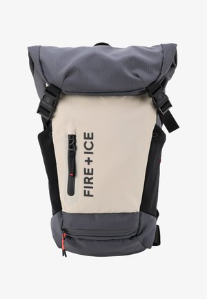 Zaino con una parte superiore grigia a motivo esagonale, corpo beige e lati neri. Presenta una tasca anteriore con cerniera e il marchio FIRE+ICE.