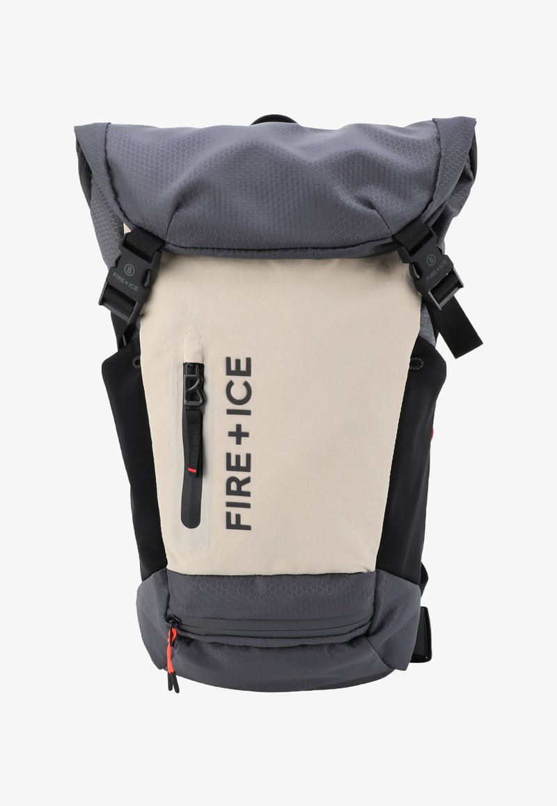 Rucksack mit einem grauen, sechseckigen Muster oben, beigem Körper und schwarzen Seiten. Verfügt über eine Vorderreißverschlusstasche und FIRE+ICE Branding.