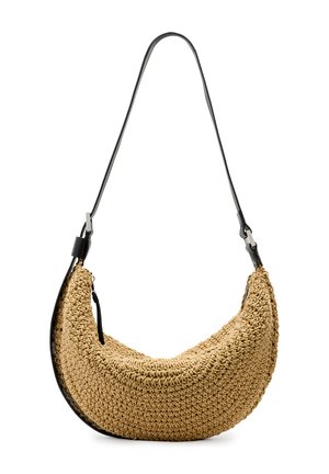Sac hobo en paille tressée de couleur beige, doté d'une sangle en cuir noir et d'une fermeture éclair. Forme incurvée avec des coutures détaillées.