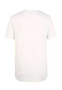 Camiseta blanca de manga corta hecha de tela suave. Cuenta con un cuello redondo y una parte trasera lisa con un sutil logo cerca de la parte superior.