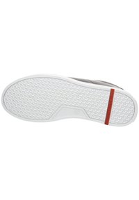 Semelle de basket avec un motif en caoutchouc blanc texturé, présentant une accent rouge sur le côté, et une partie supérieure grise lisse. Taille 42 indiquée sur la semelle.