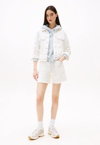 Tommy Jeans MOM  - Denim shorts - denim white