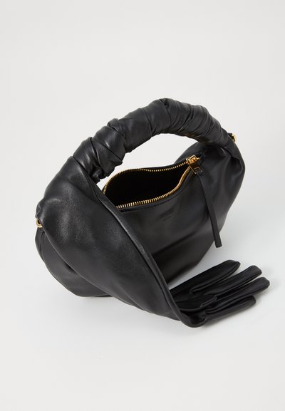 Geantă de voiaj din piele neagră, cu o mânere răsucite și închidere cu fermoar. Caracteristici o textură netedă și accesorii în tonuri de aur. Este însoțită de mănuși negre.