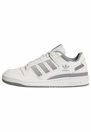Biały niski sneaker Adidas z szarymi paskami, logo po stronie, wiązaniem na sznurowadła i miękką podeszwą, pokazany z profilu prawej strony.