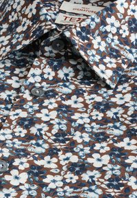 Braunes Fabrichemd mit floralem Muster in Blau- und Weißtönen, mit einem klassischen Kragen und Knopfleiste.