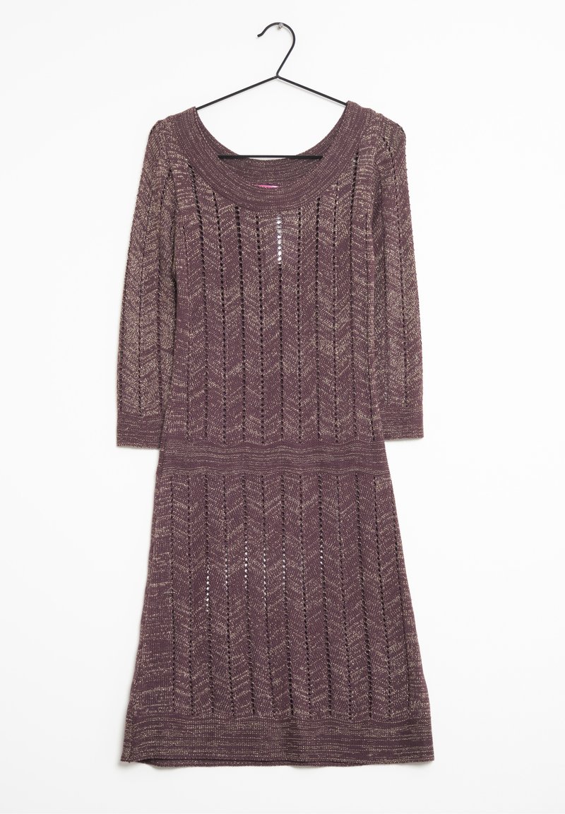 Robe tricotée violette avec un décolleté large, des manches trois quarts et un motif en chevron. La texture est légère et en tricot ouvert.
