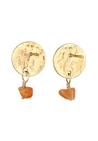 Boucles d'oreilles en métal doré avec des disques circulaires texturés et une pierre orange suspendue à chacun, maintenues par des accents en fil.