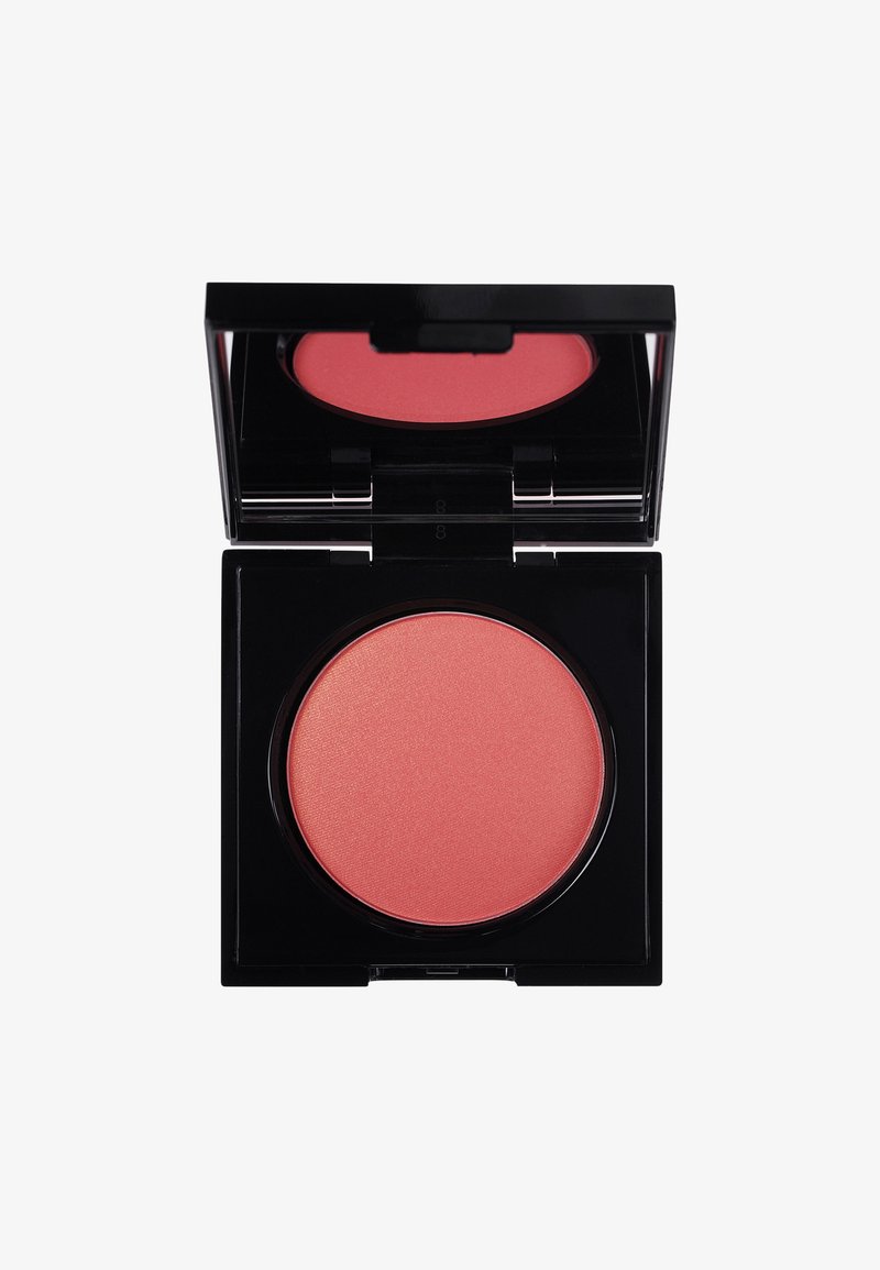 Rougepalett med en rund, rosa rougepanna och glansig svart hållare. Paletten öppnas för att avslöja den släta, matta ytan av rougen.