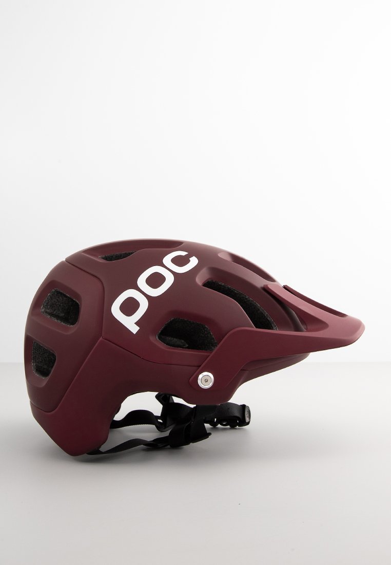 Maronfarbener POC-Markenfahrradhelm mit Belüftungsöffnungen, verstellbarem Riemen und verlängertem Visier auf einer weißen Fläche.